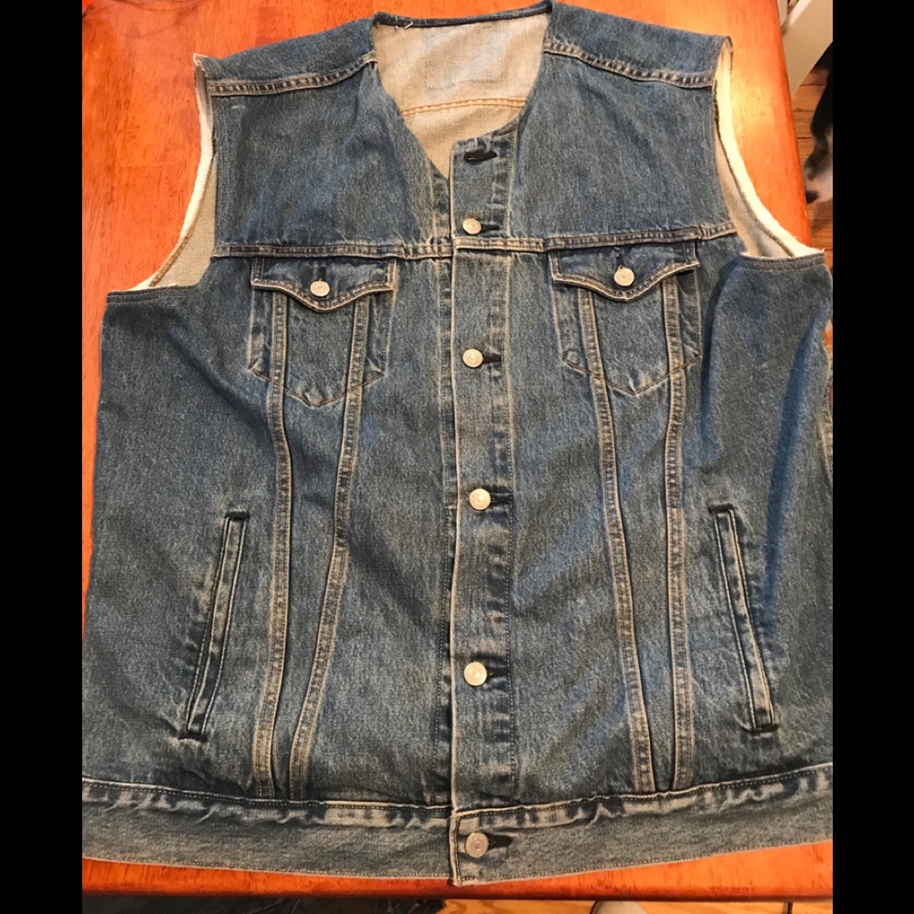 Men’s Levi cut off jean jacket